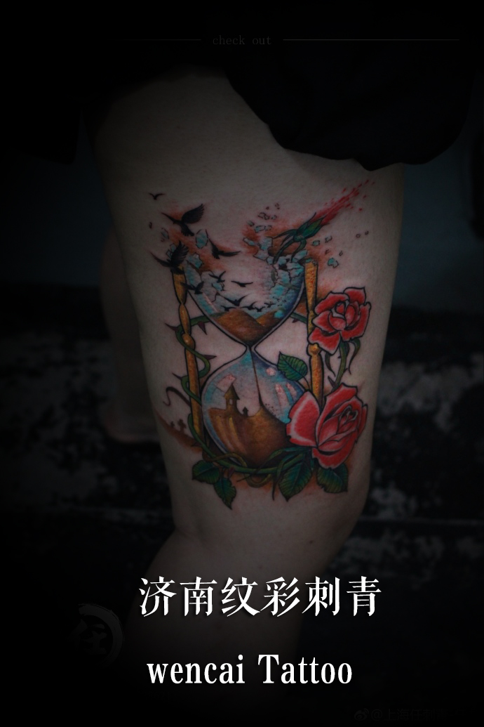济南成熟知性的梁女士大腿外侧彩色沙漏纹身图案
