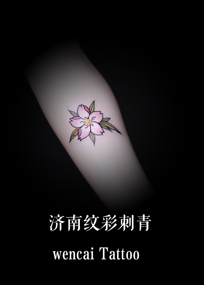 济南孔小姐尝试在小臂上纹樱花小纹身图案