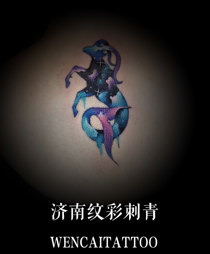吴美眉后背多彩的星座纹身图案