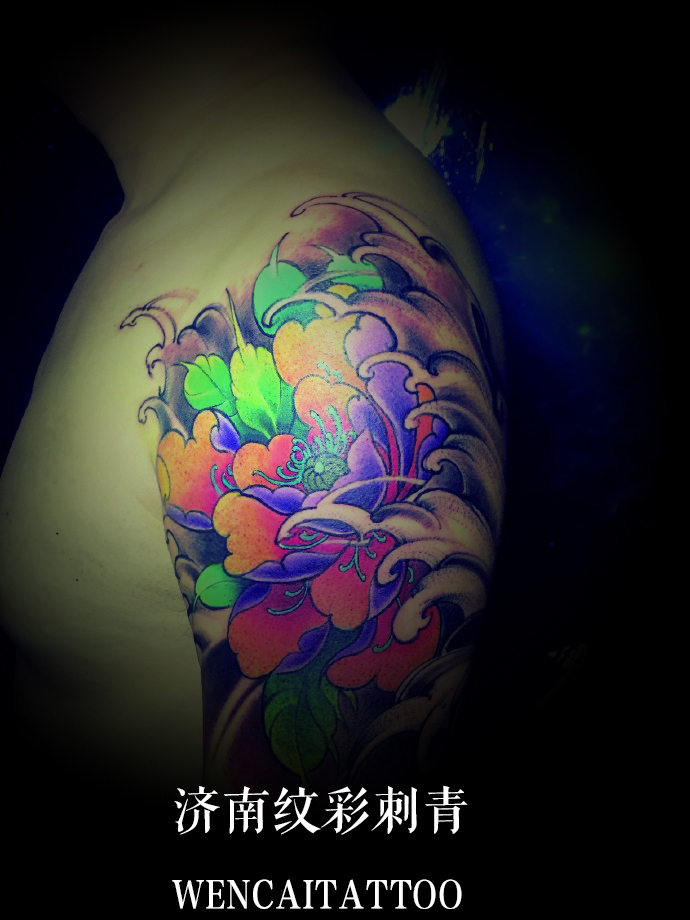 济南的蒋先生大臂彩色莲花大臂纹身