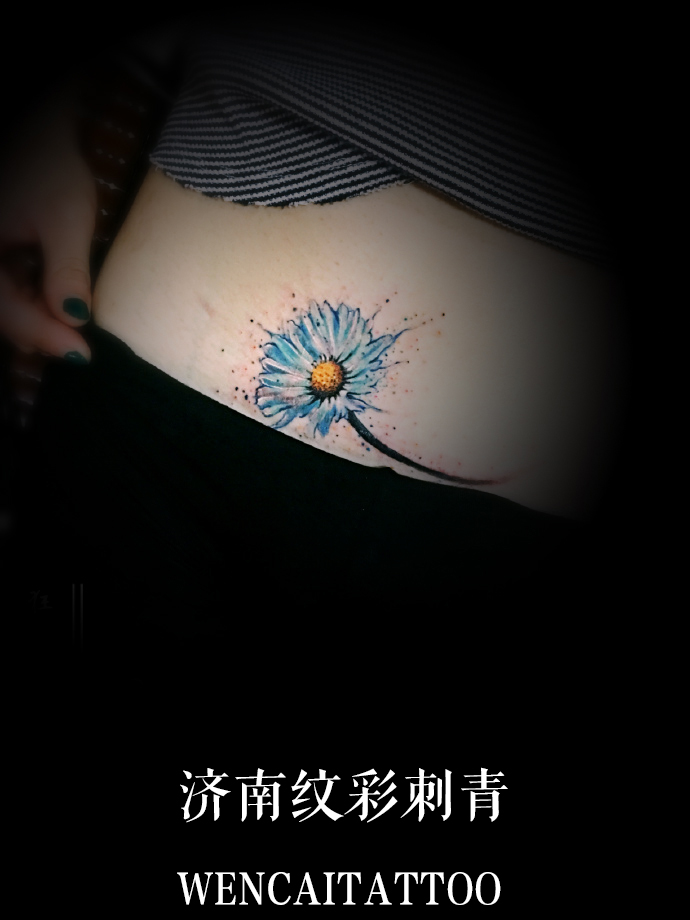 性感妩媚的丁小姐腰部菊花纹身遮盖伤疤