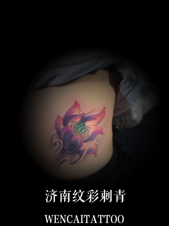 青春靓丽的庞小姐腰部莲花纹身