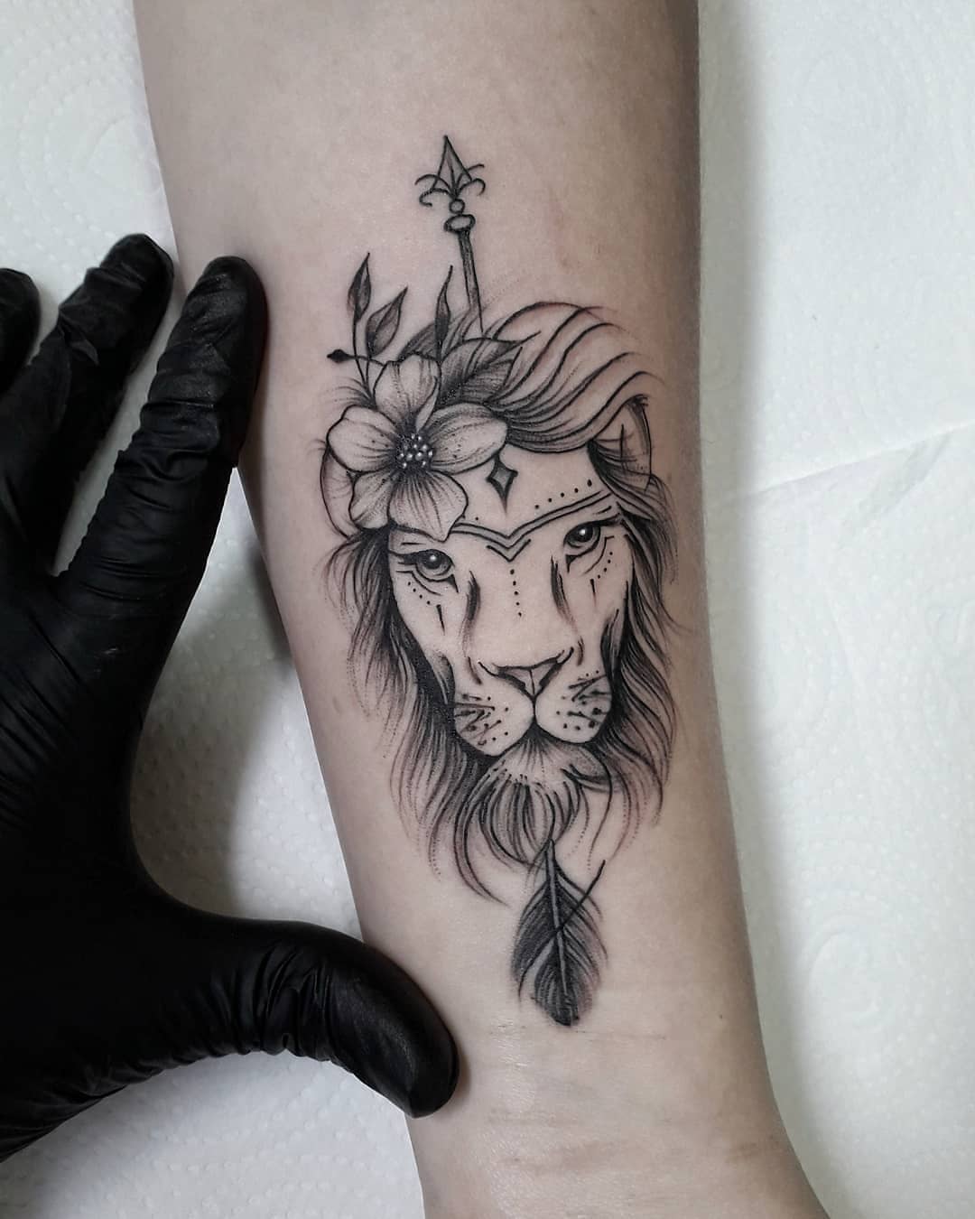 小臂小清新狮子头像纹身图案
